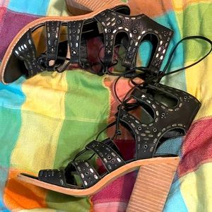 High heels boots open in the front